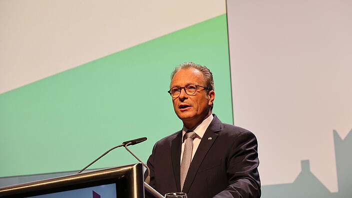 Reiner Breuer, Bürgermeister von Neuss, begrüßt die Delegierten und Gäste bei Mitgliederversammlung des Städtetages NRW 2024