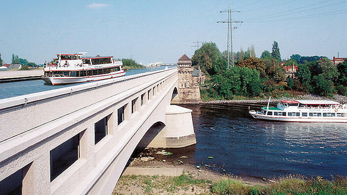 Minden - Das Wasserstraßenkreuz Minden ist eine Kreuzung von zwei Wasserstraßen im ostwestfälischen Minden. Hier wird der Mittellandkanal seit 1915 in einer Trogbrücke über das Wesertal und die rund 13 m tiefer gelegene von Süd nach Nord fließende Weser geführt. 