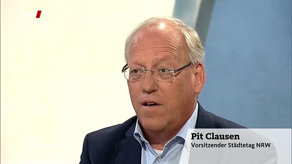 Pit Clausen, Vorsitzender des Städtetages NRW, im Studio von WDR Westpol "Eins zu Eins"