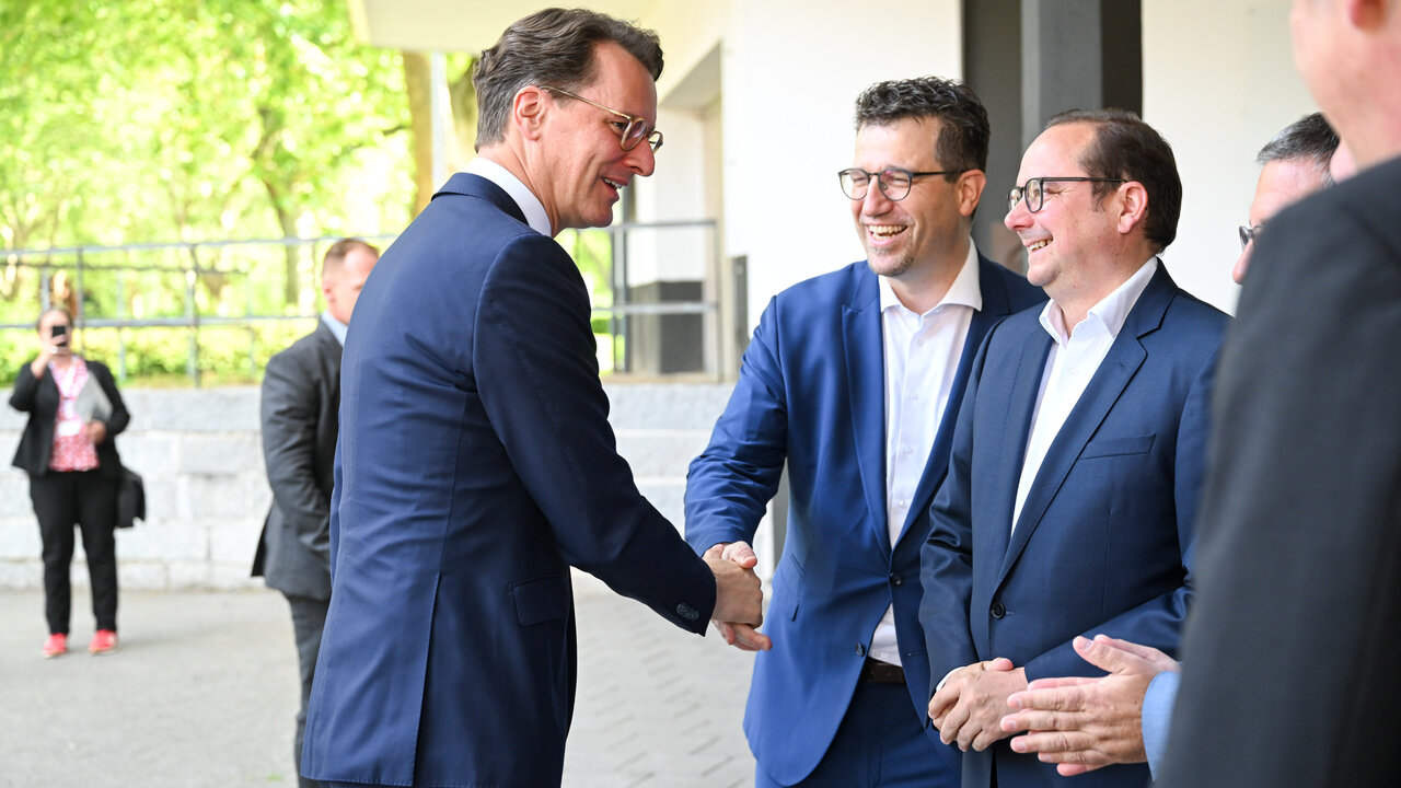 v.l.: Wüst, MP NRW; Küsters, stellv. Vorsitzender Städtetag NRW; Kufen, stellv. Vorsitzender Städtetag NRW; Herter, Vorsitzender Städtetag NRW
