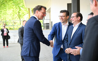 v.l.: Wüst, MP NRW; Küsters, stellv. Vorsitzender Städtetag NRW; Kufen, stellv. Vorsitzender Städtetag NRW; Herter, Vorsitzender Städtetag NRW