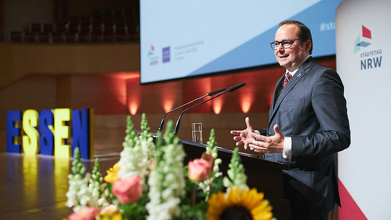 Essens Oberbürgermeister Thomas Kufen auf dem Podium der Mitgliederversammlung