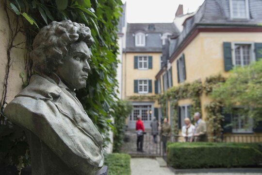 Bueste des Komponisten Beethoven im Garten des Beethoven-Hauses in Bonn