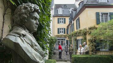 Bueste des Komponisten Beethoven im Garten des Beethoven-Hauses in Bonn