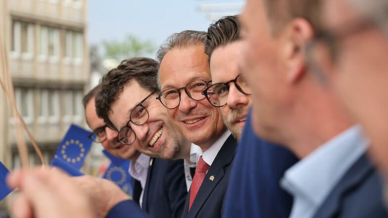 Auf dem Balkon des Neusser Rathauses. In der Mitte: Reiner Breuer, Bürgermeister der Stadt Neuss