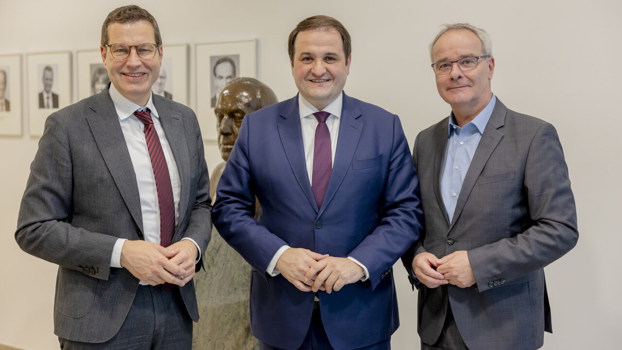 Städtetagsvorsitzender Thomas Eiskirch (links) mit Nathanael Liminski, Chef der Staatskanzlei und Minister für Bundes- und Europaangelegenheiten, Internationales sowie Medien des Landes Nordrhein-Westfalen (Mitte) und Helmut Dedy, Geschäftsführer des Städtetages NRW.