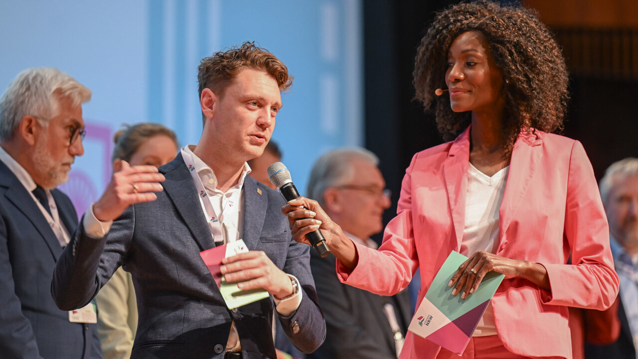 Podiumsdiskussion "Gemeinsam Verantwortung für handlungsfähige Städte - wie gelingt der Aufbruch?" mit Moderatorin Liz Shoo