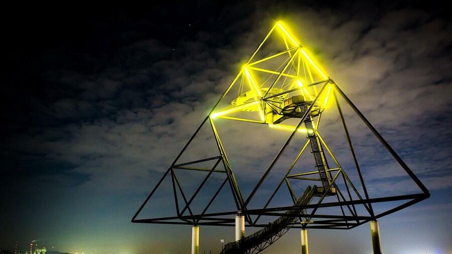 Tetraeder von Bottrop bei Nacht - Die ungewöhnlichste Pyramide im Ruhrgebiet. Mit seiner Höhe von 60 Metern oberhalb des 90 Meter hohen Haldengipfels ein sehr beeindruckendes Bauwerk.