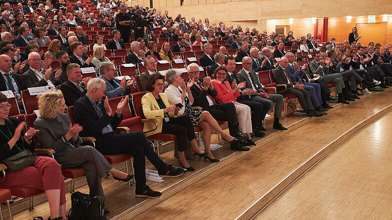 Delegierte im Alfried-Krupp-Saal der Philharmonie Essen
