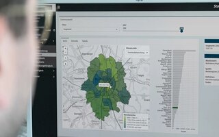 Blick über die Schulter eines PC-Anwenders auf das neue Statistikportal der Stadt Münster