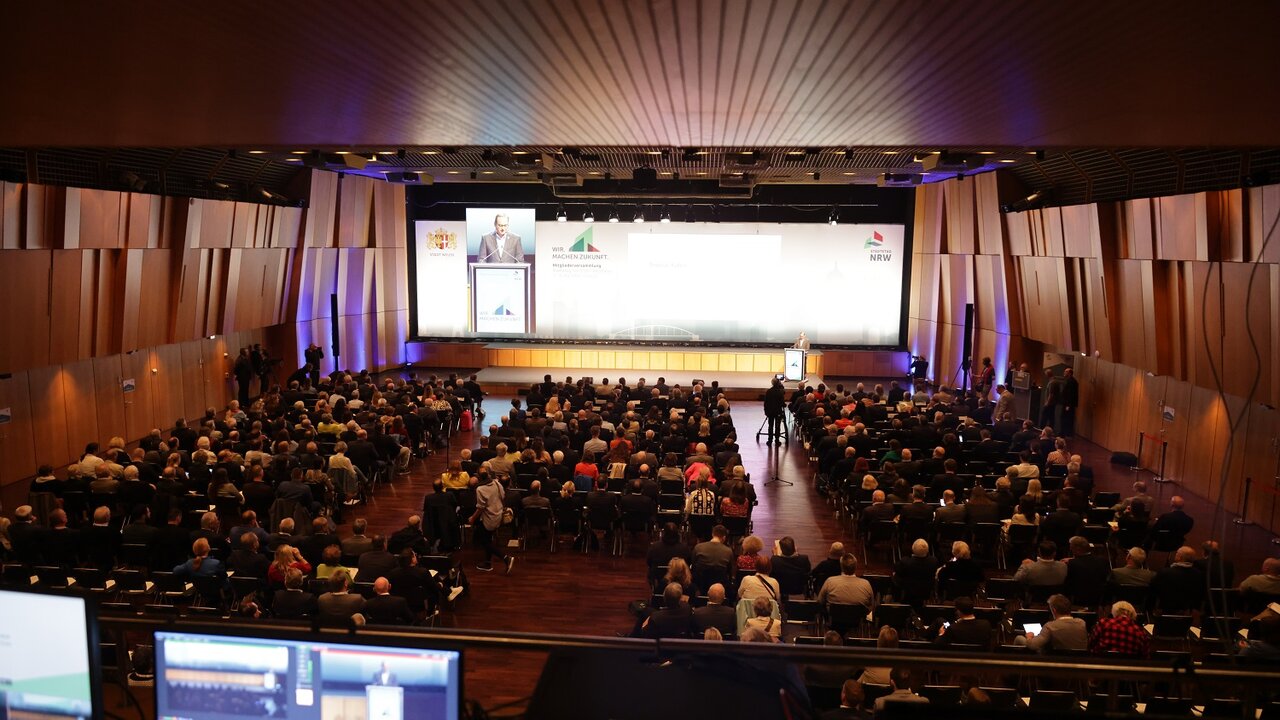 Blick in die Stadthalle mit dem Plenum der Mitgliederversammlung