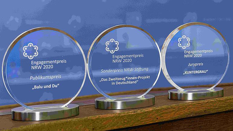 Trophäen "Publikumspreis", "Sonderpreis" und "Jurypreis" des Engagementpreises NRW 2020
