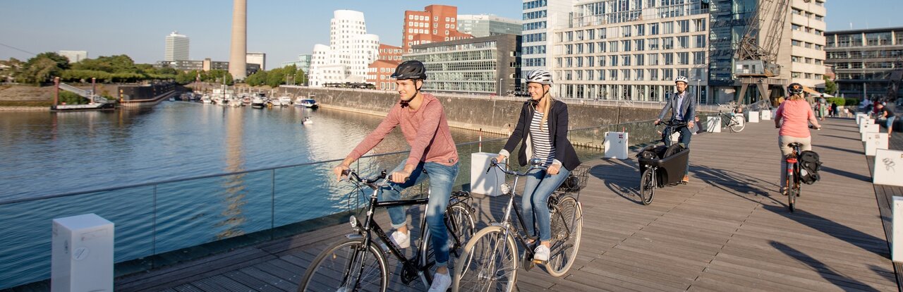 Fahrradfahrer auf einem Steg im Rheinhafen von Düsseldorf