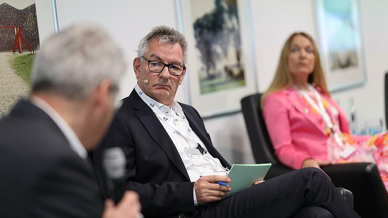Forum "Großbaustelle Bildung – Chancengleichheit von Anfang an?": Lorenz Bahr (links) Staatssekretär im Ministerium für Kinder, Jugend, Familie, Gleichstellung, Flucht und Integration des Landes NRW, Moderator Wolfgang Meyer und Bettina Weist, Bürgermeisterin der Stadt Gladbeck