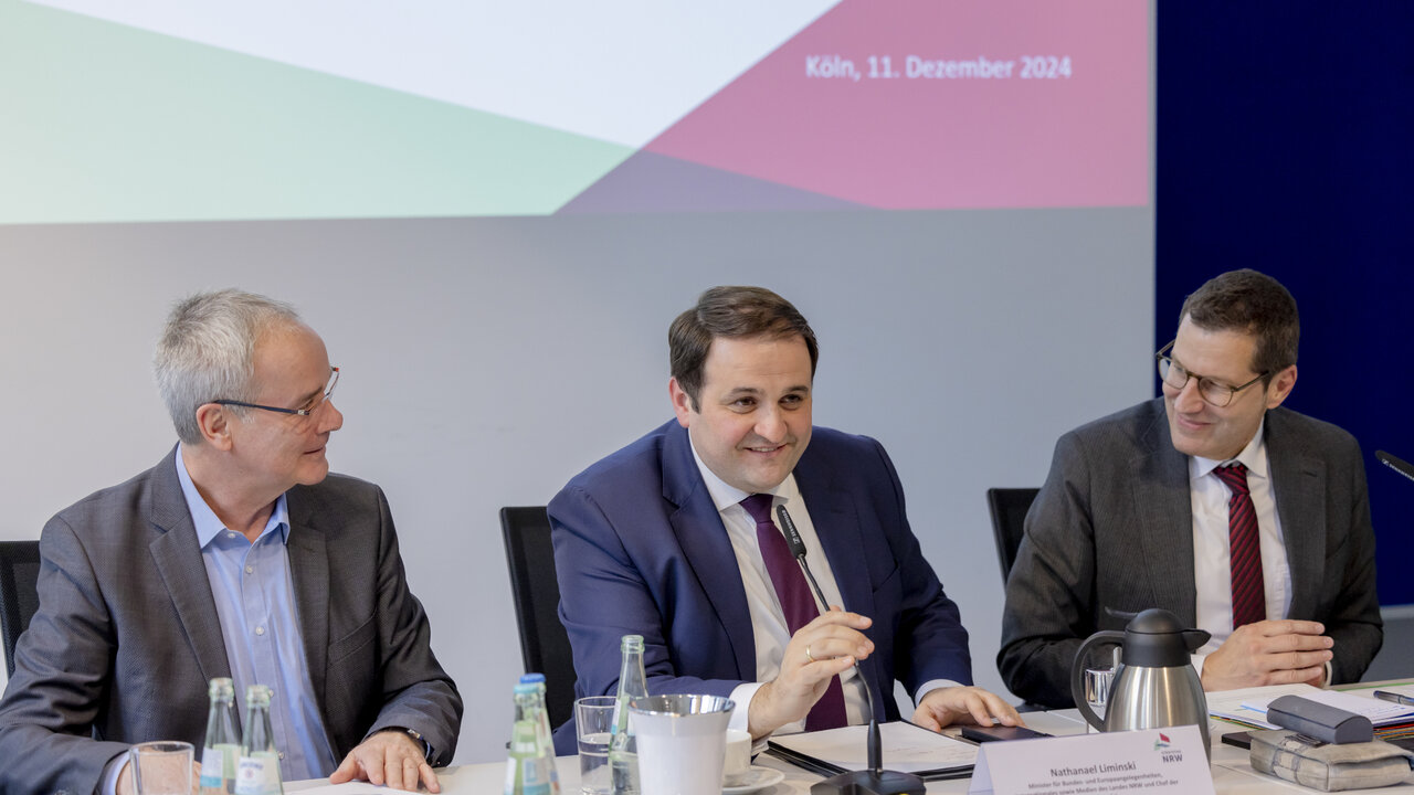 Städtetagsvorsitzender Thomas Eiskirch (rechts) mit Nathanael Liminski, Chef der Staatskanzlei und Minister für Bundes- und Europaangelegenheiten, Internationales sowie Medien des Landes Nordrhein-Westfalen (Mitte) und Helmut Dedy, Geschäftsführer des Städtetages NRW.