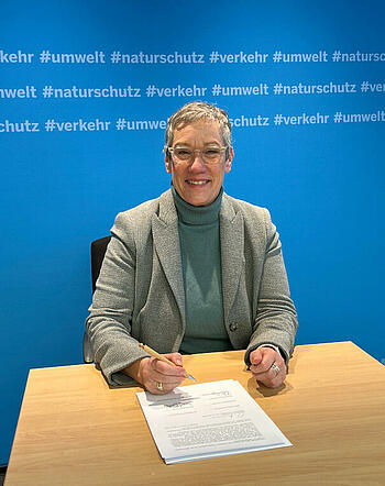 Sibylle Keupen, Mitglied des Vorstandes des Städtetages NRW und Oberbürgermeisterin aus Aachen, unterzeichnet die "Regional-Initiative Wind" im Namen des Städtetages.