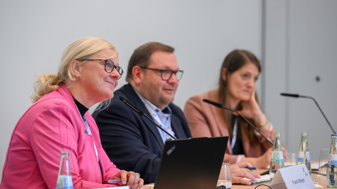 Forum D "Ein neuer Haushalt für die EU: Was ist drin für die NRW-Städte?" mit (v.l.) Britt Lorenzen, Moderatorin; Frank Meyer, Oberbürgermeister der Stadt Krefeld; Ulrike Neuhaus, Abteilungsleiterin im Ministerium für Wirtschaft, Industrie, Klimaschutz und Energie des Landes NRW