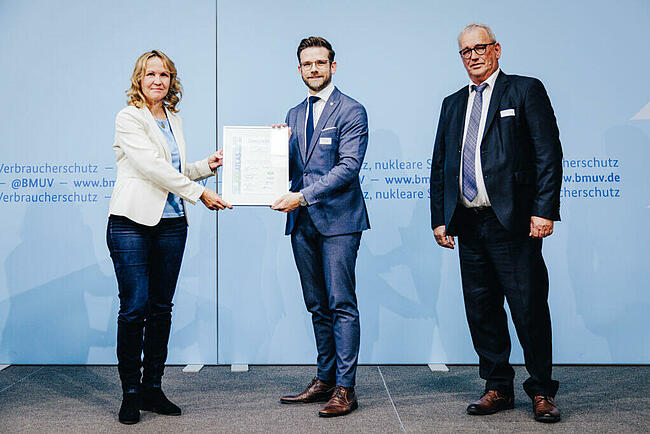 2. Platz, Stadt Mönchengladbach: Steffi Lemke, Bundesumweltministerin; Felix Heinrichs, Oberbürgermeister der Stadt Mönchengladbach; Ulrich Feuersinger, Sprecher der Initiative Pro Recyclingpapier