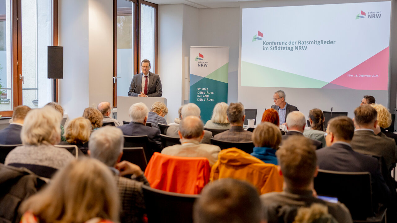 Thomas Eiskirch, Vorsitzender des Städtetages NRW, sprach auf der Konferenz der Ratsmitglieder in Köln.