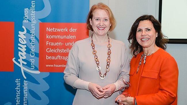 Gleichstellungsbeauftragte der Stadt Köln, Bettina Mötting (r.), mit der Bundesministerin für Familie, Senioren, Frauen und Jugend, Lisa Paus bei der Preisverleihung des "Gender Awards"