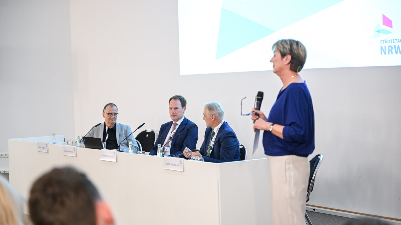 Forum C "Next Level Staat – einfacher, digitaler, handlungsfähig!" mit (v.l.) Martin Klingst, Hertie School, ehemals Geschäftsführer der Initiative für einen handlungsfähigen Staat, langjähriger Journalist bei der ZEIT; Dr. Stephan Keller, Oberbürgermeister der Landeshauptstadt Düsseldorf; Dr. Harald Hemmer, Abteilungsleiter der Zentralabteilung der Staatskanzlei NRW, federführend für den Staatsmodernisierungsprozess; Judith Schulte-Loh, Moderatorin und Journalistin.