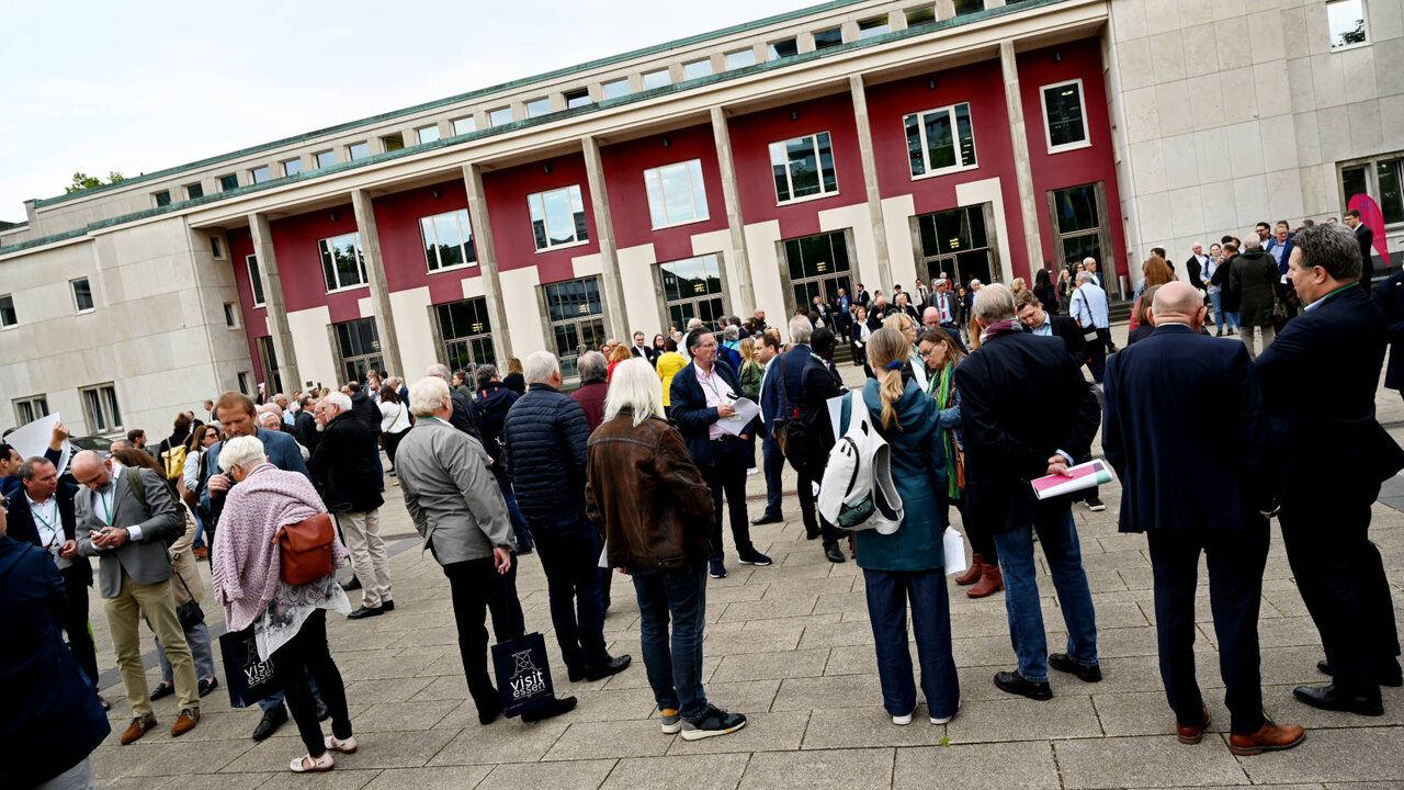 Treffpunkt zu den Exkursionen vor der Philharmonie