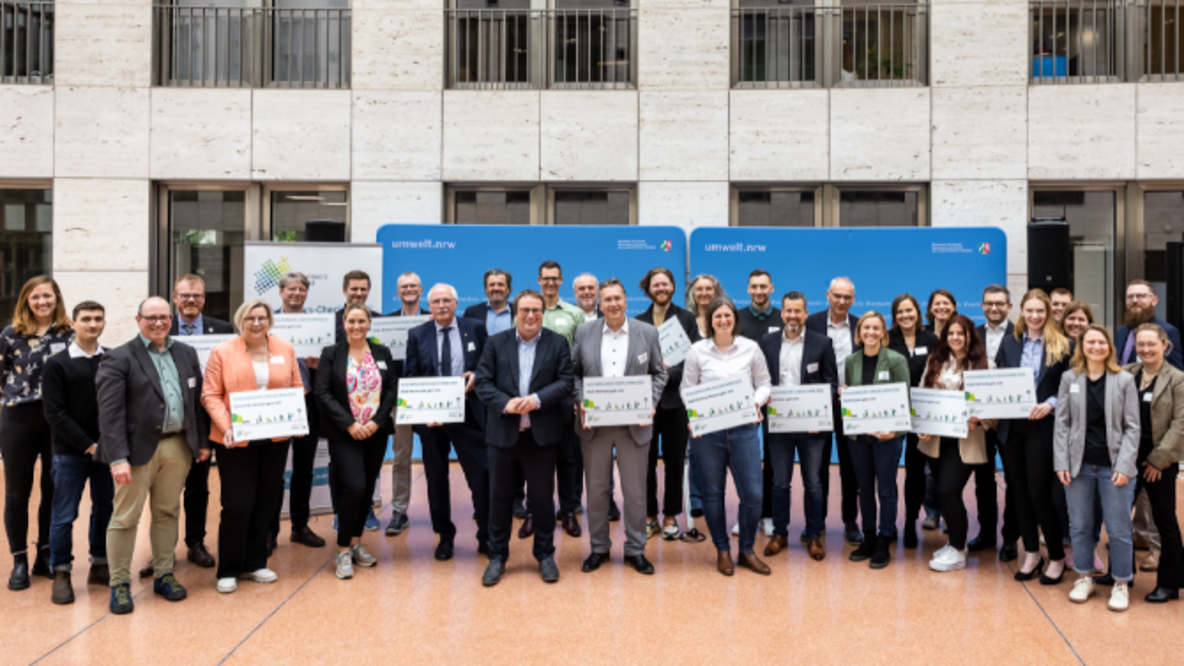 Stellvertreterinnen und Stellverteter der zwölf Gewinner des Fußerverkehrs-Check erhielten am 24. April im Landesverkehrsministerium eine Teilnahmeurkunde von Oliver Krischer, Minister für Umwelt, Naturschutz und Verkehr des Landes Nordrhein-Westfalen und sind damit offiziell zertifiziert.