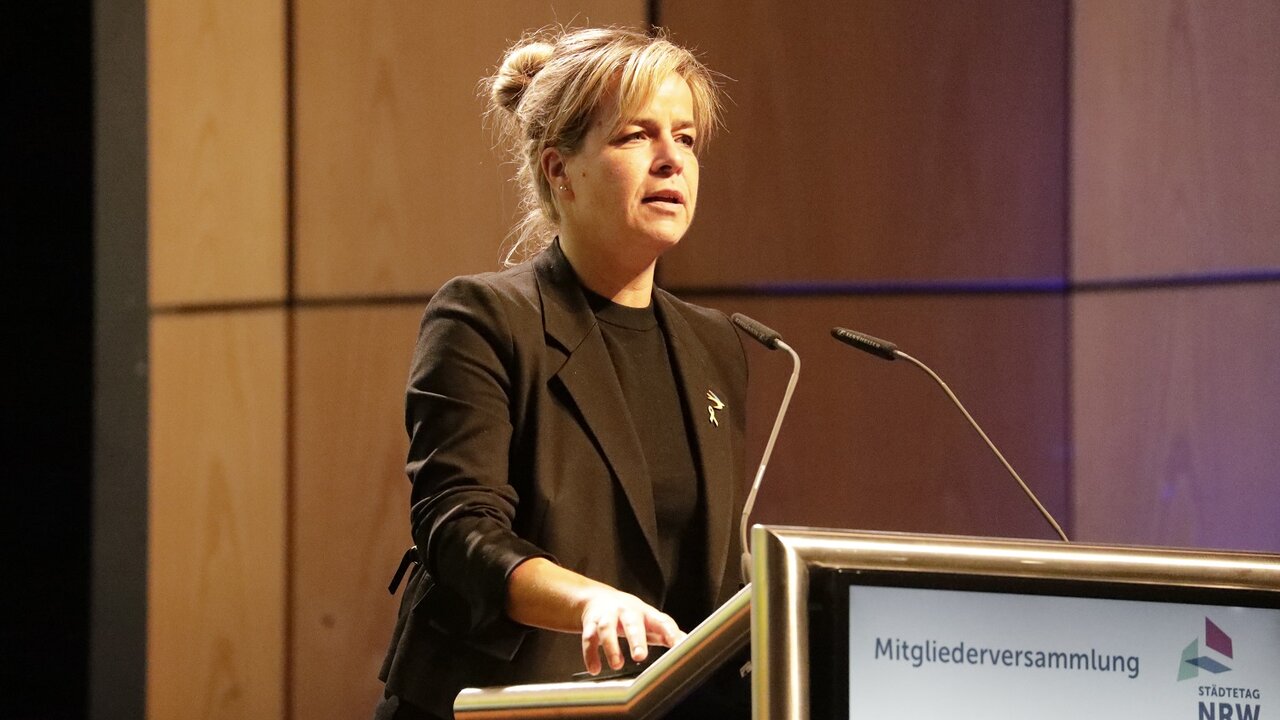 Grußwort der stellvertretenden Ministerpräsidentin des Landes Nordrhein-Westfalen, Mona Neubaur