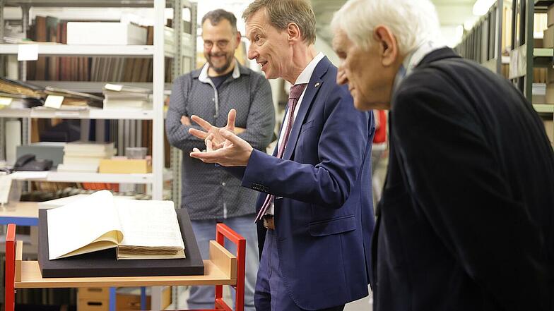 Dr. Jens Metzdorf auf der Exkursion ins Stadtarchiv