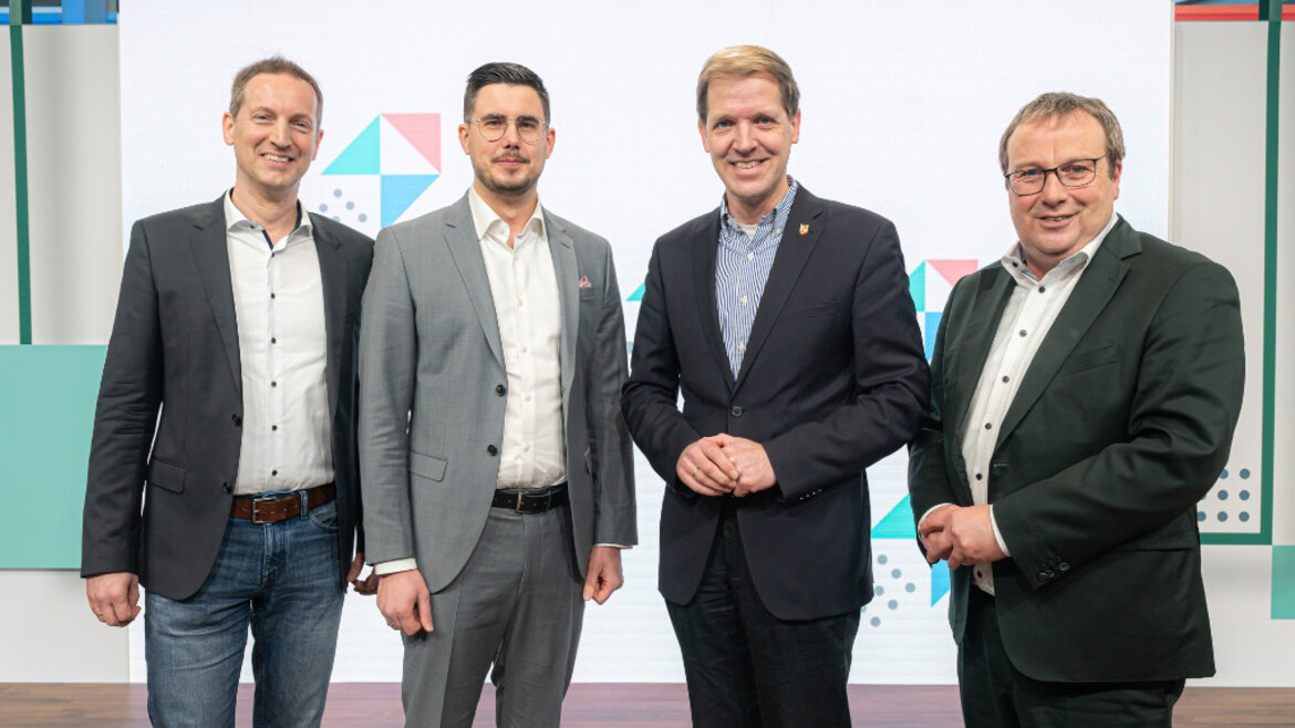 Vertreter der Sieger-Projekte des Mobilitätspreis.NRW 2023 nach Preisübergabe (v.l.n.r.): Frank Nettesheim, Prokurist wupsi GmbH (Projekt efi, Platz 3); Florian Brandt, Produktmanager Vinci Construction Shared Services GmbH (Projekt Power Road by Eurovia, Platz 2); Dr. Christian Schulze Pellengahr, Landrat Kreis Coesfeld (Projekt Bürgerlabor Mobiles Münsterland, Platz 1) und Minister Oliver Krischer.