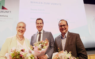Neu gewählte Vorstandsspitze, v.l.: Sibylle Keupen, stellvertretende Vorsitzende des Städtetages NRW; Thomas Eiskirch, Vorsitzender des Städtetages NRW; Thomas Kufen, stellvertretender Vorsitzender des Städtetages NRW