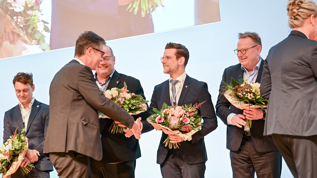 Plenum Teil II Gratulation nach Wahl 