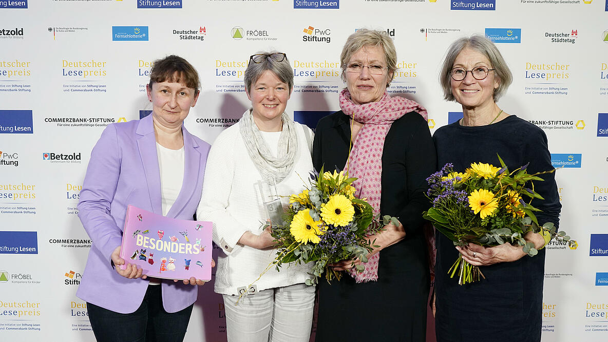 Beigeordnete Daniela Schneckenburger vom Deutschen Städtetag (2.v.r.) zusammen mit Vertreterinnen der Stadtbibliothek Bielefeld (l.) und einer Vertreterin der Deutschen Fernsehlotterie (r.)