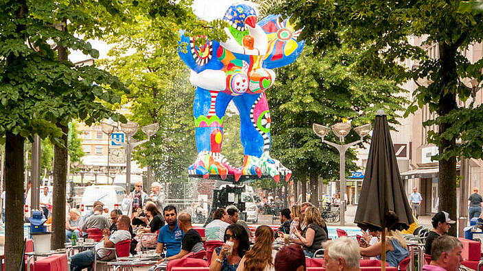 Duisburg - Der "Lifesaver" des Künstlerpaares Niki de Saint Phalle und Jean Tinguely dominiert die Duisburger Brunnenmeile, einen Skulpturenweg im Stadtzentrum.
