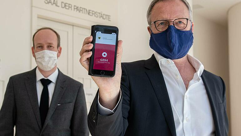 Dr. Frank Renken, Leiter des Gesundheitsamtes Dortmund (rechts im Bild), sowie Martin Wibbe, Vorstandsvorsitzender von Materna (links im Bild) präsentieren die neue Quarantäne-App. 