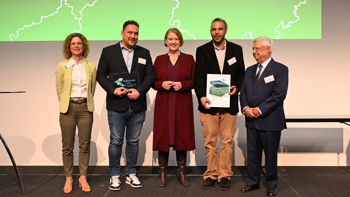 Die Stadt Recklinghausen bekam von Bundesministerin Lisa Paus (Mitte) einen Sonderpreis im Wettbewerb "Kommunal.Digital.Genial" verliehen.