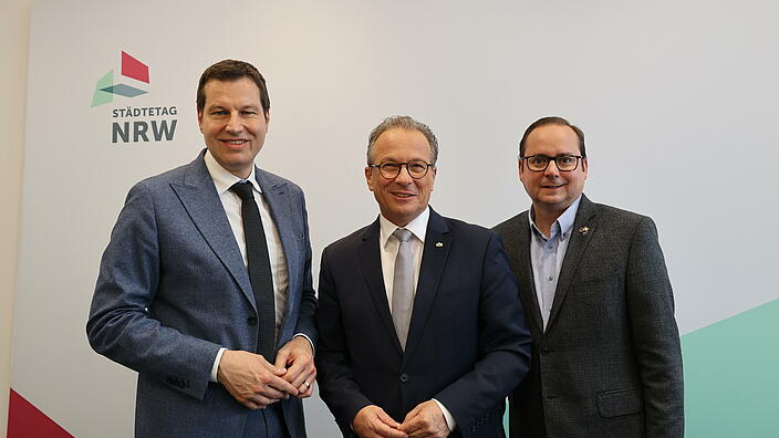 Pressekonferenz: v.l.: Oberbürgermeister Thomas Eiskirch, neuer Vorsitzender; Reiner Breuer, Bürgermeister der Gastgeberstadt Neuss; Oberbürgermeister Thomas Kufen, stellvertretender Vorsitzender