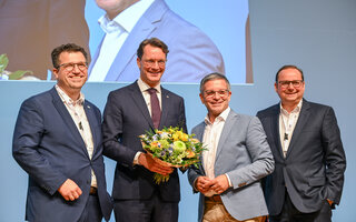 v.l.: Küsters, stellv. Vorsitzender; Wüst, MP NRW; Herter, Vorsitzender Städtetag NRW; Kufen, stellv. Vorsitzender