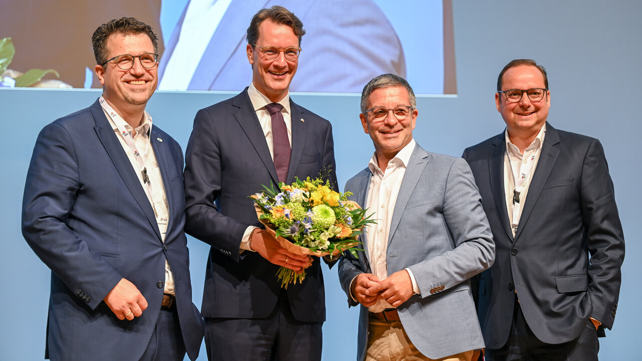 v.l.: Küsters, stellv. Vorsitzender; Wüst, MP NRW; Herter, Vorsitzender Städtetag NRW; Kufen, stellv. Vorsitzender