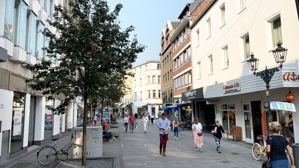 Fußgängerzone mit Passanten