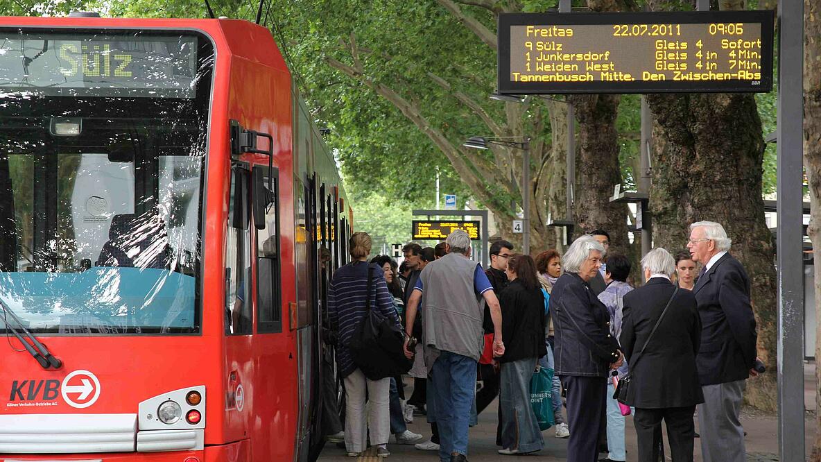 Straßenbahn an Haltestelle in Köln