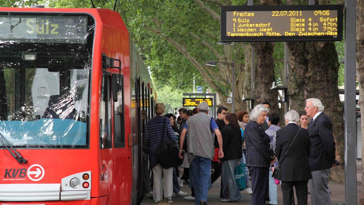 Straßenbahn an Haltestelle in Köln