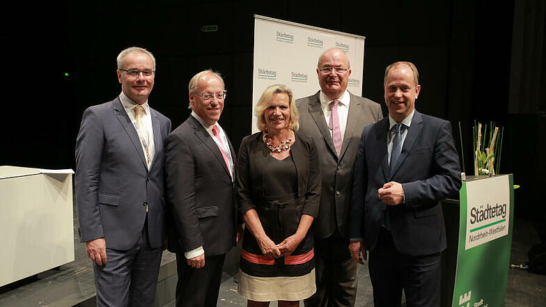 Zweiter Teil der Mitgliederversammlung: Die Spitze des Städtetages NRW mit Geschäftsführer Helmut Dedy (l.), dem Stellvertretenden Vorsitzenden Pit Clausen (2. v. l.) und dem Vorsitzenden Thomas Hunsteger-Petermann (2. v. r.) begrüßten zu einer Diskussionsrunde Eva-Maria Voigt-Küppers (Mitte) und Dr. Joachim Stamp, Minister für Kinder, Familie, Flüchtlinge und Integration des Landes NRW (r.).