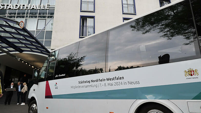 Busse haben die Teilnehmerinnen und Teilnehmer der Exkursionen zu den Zielorten gebracht