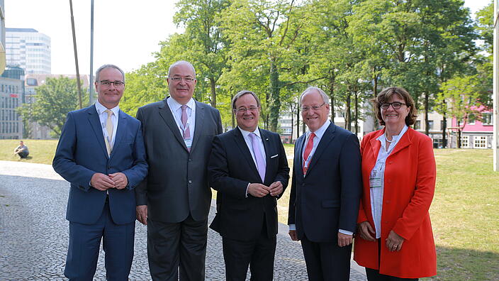 Spitze des Städtetages NRW mit dem Ministerpräsidenten (v. l.) Helmut Dedy (Geschäftsführer Städtetag NRW), Thomas Hunsteger-Petermann (Stellv. Vorsitzender Städtetag NRW), Armin Laschet (Ministerpräsident des Landes Nordrhein-Westfalen), Pit Clausen (Vorsitzender Städtetag NRW), Verena Göppert (Ständige Stellvertreterin des Geschäftsführers Städtetag NRW)