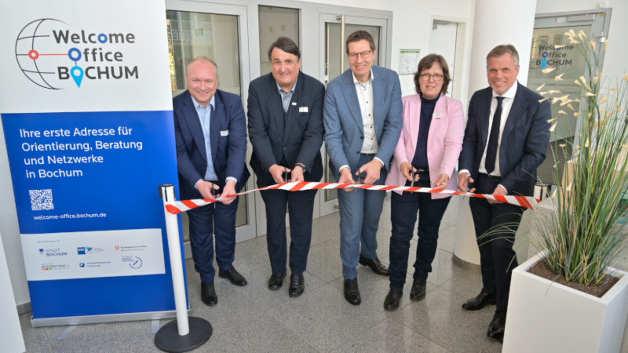 Eröffnung des "Welcome Office Bochum" am 31.3.2025. V.l.n.r.: Christopher Meier (Vorsitzender der Geschäftsführung), Prof. Dr. Martin Paul (Rektor der Ruhr-Universität Bochum), Thomas Eiskirch (Oberbürgermeister der Stadt Bochum), Kerstin Feix (Vizepräsidentin der Handwerkskammer Dortmund), Philipp Böhme (Präsident der IHK Mittleres Ruhrgebiet)