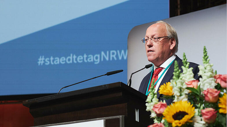Oberbürgermeister Pit Clausen, Vorsitzender Städtetag NRW, spricht zu den Delegierten