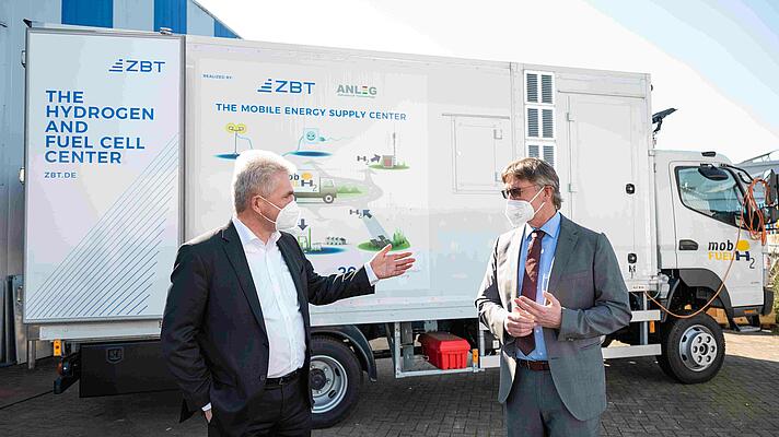 Wirtschafts- und Innovationsminister des Landes NRW, Prof. Dr. Andreas Pinkwart, zu Gast beim Zentrum für BrennstoffzellenTechnik ZBT in Duisburg 