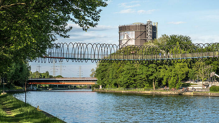 Oberhausen - Der Kanal mit Rehberger Brücke und Gasometer