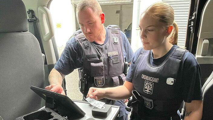 Mitarbeiter und Mitarbeiterinnen des Ordnungsamtes Hagen testen einen tragbaren Scanner zur kontaktlosen Überprüfung von Substanzen wie Drogen und Medikamenten.